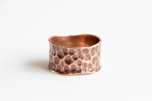 Bague martelée en cuivre
